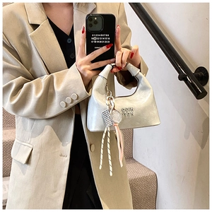 Sac à bandoulière croissant gris argenté avec gaufrage et pendentif à franges