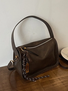 Sac Bandoulière Carré en Cuir PU Vintage pour Femmes Petit Sac à Main Rétro Avec Pendentif Cacahuète Pochette Décontractée