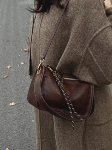 Sac à bandoulière tendance en cuir PU marron foncé avec détails dorés et breloque