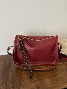 Petit sac carré rouge foncé vintage avec fermeture dorée et pendentif cacahuète