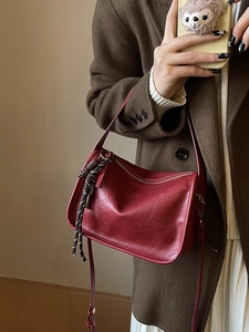 Sac carré rétro en cuir PU rouge foncé avec bandoulière et pendentif à pampilles