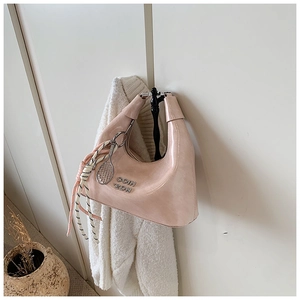 Sac à main rose en cuir verni avec breloque raquette de tennis et poignée tressée