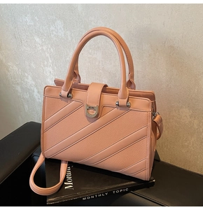 Dettaglio della borsa in pelle rosa con motivo trapuntato e fibbia a U con strass