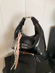 Sac hobo noir brillant avec pendentif raquette de tennis et poignée à boucle métallique