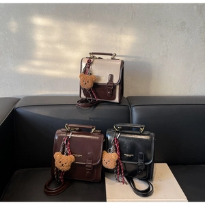 Drei Leder-Umhängetaschen in Beige und Braun mit niedlichen Teddybär-Anhängern