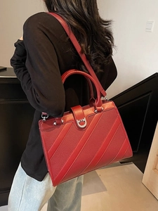 Borsa tote in pelle bordeaux motivo litchi con fibbia a ferro di cavallo e tracolla