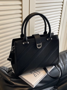 Elegante borsa a mano nera in pelle a grana con chiusura a U argento e tracolla