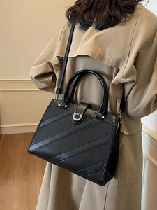Borsa tote nera strutturata con pannelli testurizzati e fibbia argento elegante