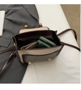Draufsicht auf das offene Hauptfach und die Reißverschluss-Innentasche der Vintage-Tasche