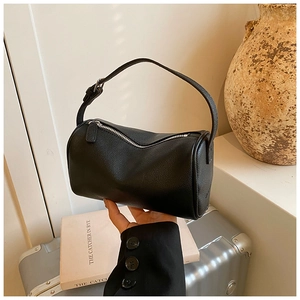 Détail du sac polochon noir en cuir grainé avec fermeture éclair et bandoulière réglable