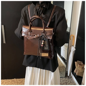Vue détaillée du sac à dos vintage marron foncé avec boucle en métal et perles décoratives