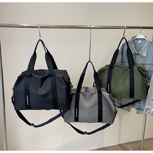 Détails des bandoulières en nylon et crochets métalliques sur sacs de sport étanches