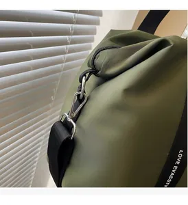 Vue macro du sac en nylon avec crochet argenté et détails de la bandoulière LOVE EVASSTV
