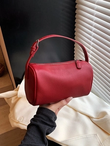 Sac à main cylindrique rouge chic en cuir grainé avec fermeture éclair argentée