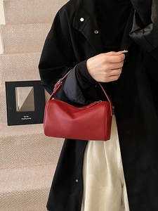 Sac polochon rouge moderne en cuir avec ferrures argentées pour le quotidien des femmes