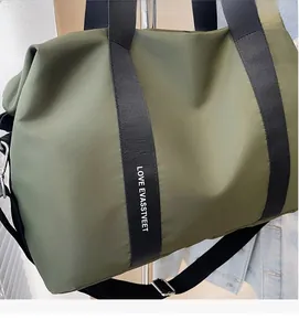 Détail du sac de voyage en nylon vert olive avec poignées tissées et crochets métal