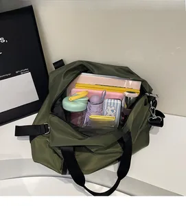 Intérieur spacieux du sac en nylon vert armée pour ordinateur livres et affaires