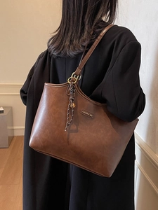 Braune Vintage-Einkaufstasche aus Kunstleder mit langen Trägern und Quastendetail