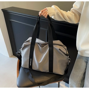 Détail du sac cabas en nylon gris avec anses noires et inscription LOVE EVASSTVEET blanche