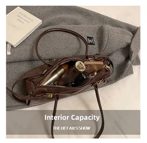 Capacité interne du sac baguette en cuir marron foncé avec espace pour téléphone et maquillage