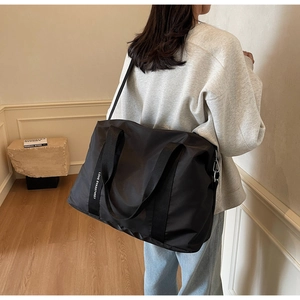 Gros plan sur un grand sac cabas en nylon noir avec lettrage LOVE EVASSVEET design