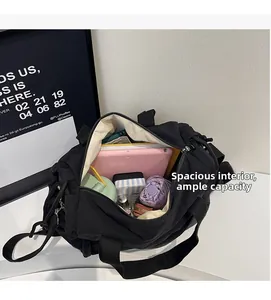 Interno spazioso della borsa a tracolla in nylon nero con capacità per tablet e ombrello