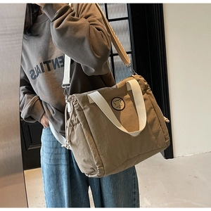 Dettaglio della borsa tote in nylon kaki con coulisse e tracolla regolabile