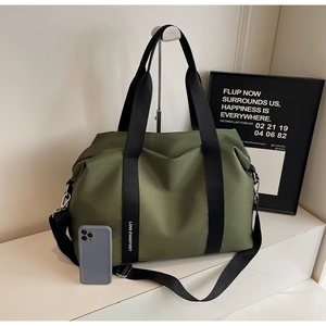 Sac fourre-tout en nylon vert olive avec bandoulière et smartphone pour échelle de taille
