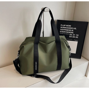 Détail du sac de voyage en nylon vert olive montrant le tissu et la sangle LOVE