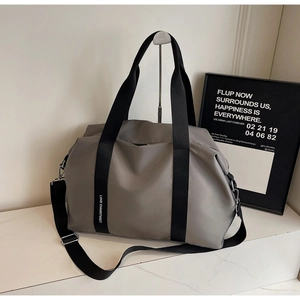 Détail du sac cabas en nylon gris imperméable avec bandoulière et crochet métal
