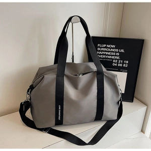 Détail du sac de sport en nylon gris avec anses LOVE EVASSTVEET et bandoulière
