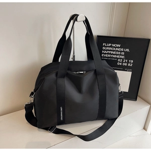 Détail du sac de voyage en nylon noir avec la sangle imprimée LOVE EVASSTVEET et zip métal