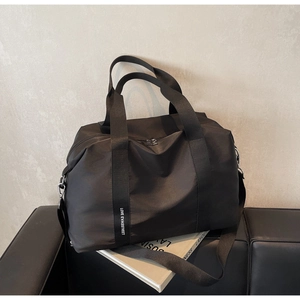 Détail du sac cabas en nylon noir avec lettrage LOVE artistique et larges poignées tissées
