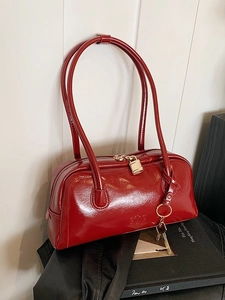 Chic red patent leather boston bag with ciho logo and golden padlock detailing