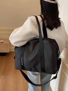 Grand sac cabas noir en nylon avec bandoulière et poignées à logo pour le voyage