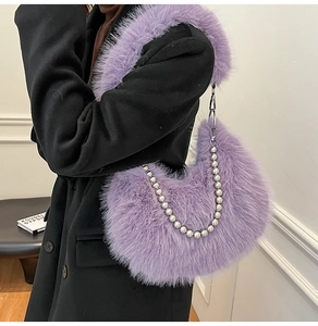 Détail du sac croissant en fausse fourrure violette avec chaîne à grosses perles argentées