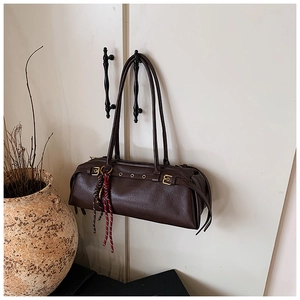 Sac baguette cylindrique marron foncé rétro avec boucles dorées et charm tressé