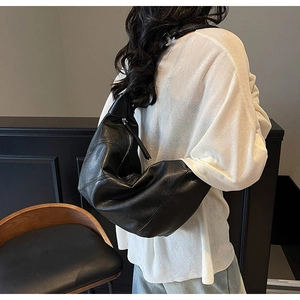 Vista posteriore dettagliata di una grande borsa hobo vintage nera in pelle a tracolla