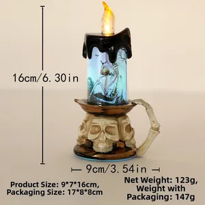 Dettaglio candela LED di Halloween con base a teschio e disegno di zucca, altezza 16cm