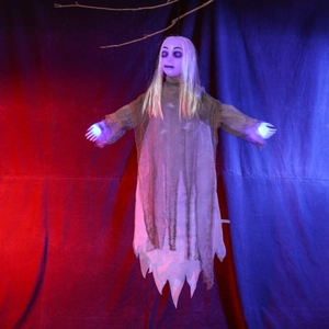 Κρεμαστό φάντασμα Halloween με λευκά μαλλιά, μπλε φωτεινά χέρια και γκρι ρούχα