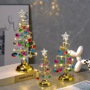 Trois sapins de Noël LED en spirale dorée avec ornements colorés et étoiles