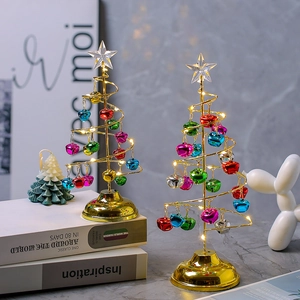 Détail du sapin de Noël en spirale métallique avec cloches colorées et étoile LED