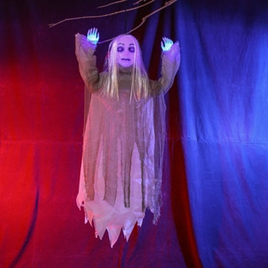 Λεπτομέρεια από κρεμαστό φάντασμα Halloween με μακριά μαλλιά και μπλε φωτεινά χέρια