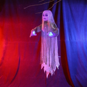 Λεπτομέρεια φαντάσματος Halloween με φωτεινά μάτια LED και κουρελιασμένα λευκά ρούχα