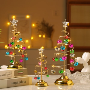 Set de trois sapins de Noël en spirale métallique avec cloches colorées et LED