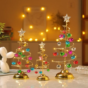 Sapin de Noël en Métal en Spirale LED Décoration de Table Avec Clochettes Colorées et Étoile de Sommet Veilleuse en Fer Électroplaqué