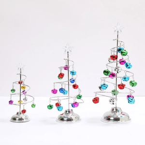 Trois sapins de Noël en spirale de fer avec cloches colorées et étoiles en plusieurs tailles