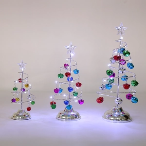 Lot de trois sapins de Noël en spirale métallique avec cloches colorées et LED