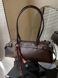 Sac Baguette en Cuir PU Vintage Rétro pour Femmes Sac à Épaule Boston Cylindrique Décontracté Avec Oeillets Métalliques Pendentif Gland Sac à Main à la Mode