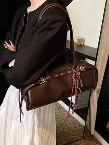Sac baguette rétro marron foncé avec détails dorés et pendentif tissé élégant